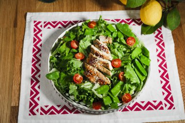 Marullu sağlıklı tavuk salatası, yeşil bezelye, kiraz domatesleri, zeytinyağı sosu, düz yatak.