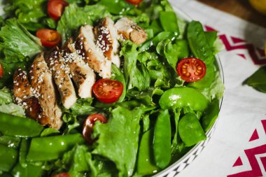 Marullu sağlıklı tavuk salatası, yeşil bezelye, vişneli domates, zeytinyağı sosu.