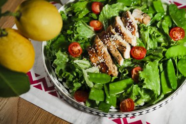 Akdeniz usulü salata, yeşil marul yaprağı, bezelye, ızgara tavuk eti, vişneli domates, zeytinyağıyla kaplanmış, bir porsiyon