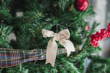 yapay yeni yıl ya da kırmızı mücevherlerle süslenmiş noel ağacı, noel meyveleri, kokina, kurdeleler ve bulut dansçısı renk yayları