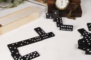 cep-boy domino oyunu retro stil ortamı, dünya haritası, eski moda cep saati, erkeksi seyahat arkaplanı