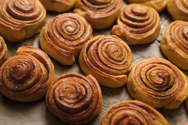 Fırından yeni çıkmış taze tarçınlı çörekler, taze ev yapımı pastalar.