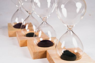 Cam kum saati ya da nötr beyaz gri arka planda manyetik kumlu kum saati.