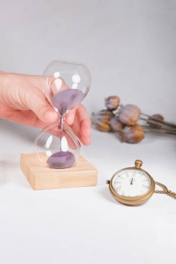 Manyetik kum saati, ürün biçimi olarak pazar yeri için beyaz zemin üzerinde kum saati