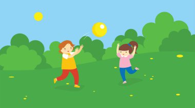 Çocuklar yaz parkında sarı topla oynuyorlar.