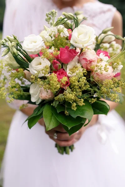 Ramo de boda boho de eustomía blanca y rosas rosadas — Foto de Stock