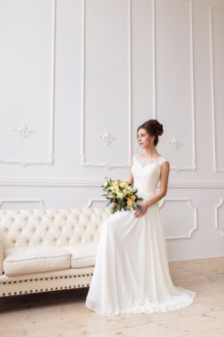 kanepede oturan güzel gelin