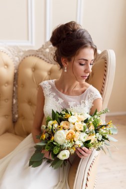 kanepede oturan güzel gelin