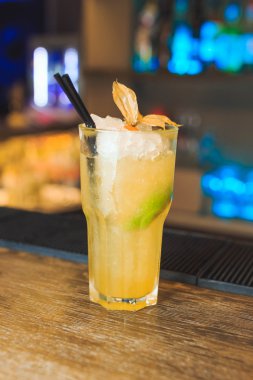 Sarı kireç kokteyl