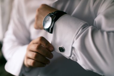 erkek düğmeleri el kelepçeleri saat üzerinde