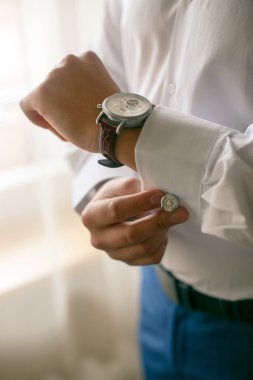 erkek düğmeleri el kelepçeleri saat üzerinde