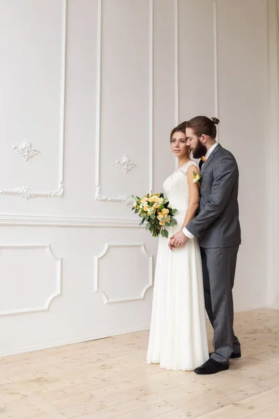 美丽的新娘花束与新郎留着胡子的肖像 图库照片 C Bestsenny 美丽的新娘花束与新郎留着胡子的肖像 图库照片 C Bestsenny