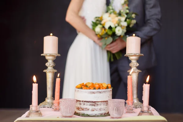 Bruiloft ingericht tafel en een jonggehuwden op de achtergrond — Stockfoto
