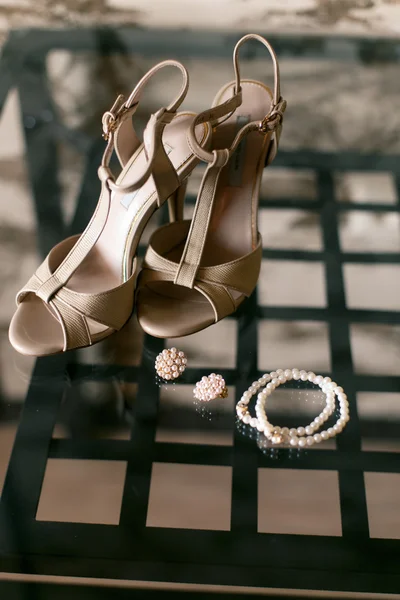 Свадебные сандалии и жемчужные украшения — стоковое фото