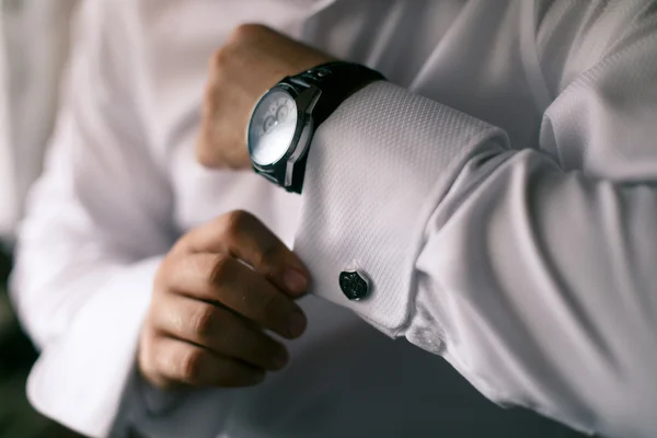 Botões de homem na mão algemas para o relógio — Fotografia de Stock
