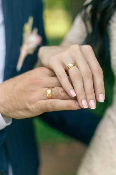 Handen jonggehuwden met trouwringen — Stockfoto