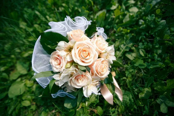 Ramo de boda de rosas de color melocotón — Foto de Stock