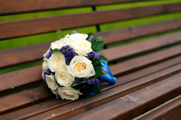 Ramo de boda de rosas blancas — Foto de Stock