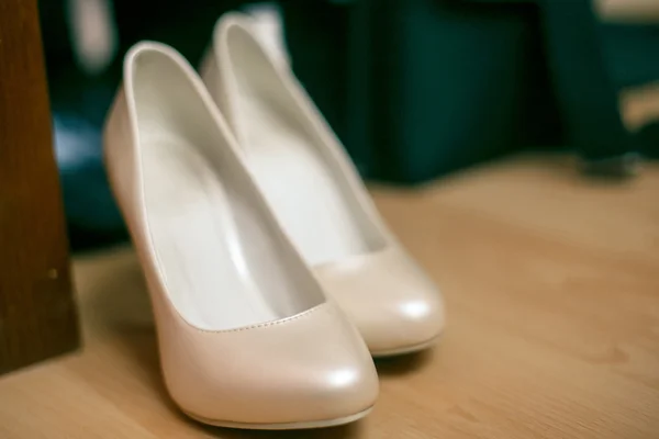 Свадебная обувь кремового цвета — стоковое фото