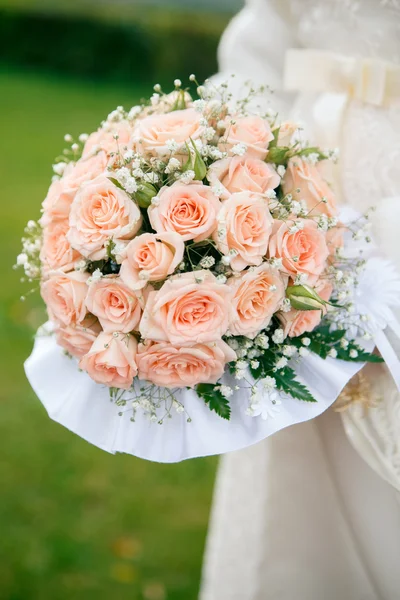 Ramo de boda de rosas de color melocotón — Foto de Stock