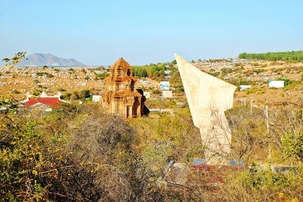 Torre Po Sah Ini en estilo artístico de Champa kingdoom con el monumento al comunismo Vietnam —  Fotos de Stock