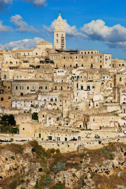Matera katedrali olan Matera eski şehri, Unesco 'nun kelime mirası altında ve en ünlü turizm merkezidir.