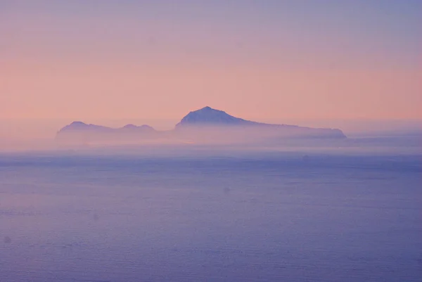 Het Capri Island Uitzicht Vanaf Golf Van Napoli Lichtblauwe Avonden — Stockfoto