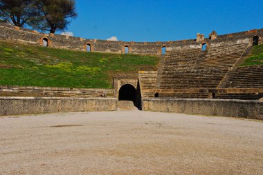 Pembe Floyd 'ların açık havada konser verdiği Pompei Amphitheather.