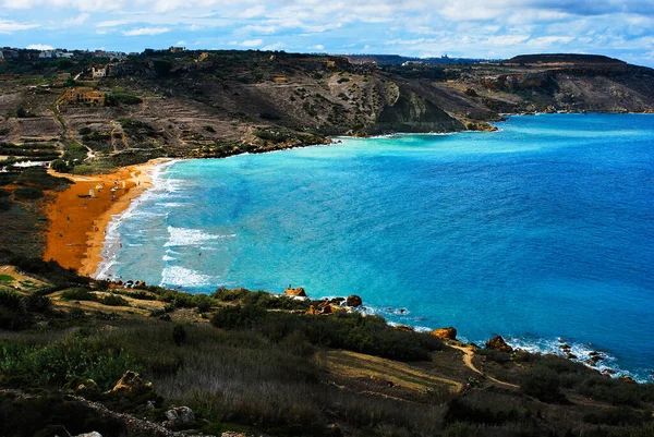 Baía de Ramla na ilha de Gozo Malta perto de Nadur vista de Fougasse — Fotografia de Stock