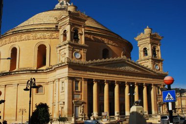 Mosta Rotunda, Malta adasında patlamayan bombayla tanınıyor.