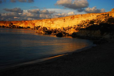 Malta 'nın en güzel Cennet plajında altın gün batımı