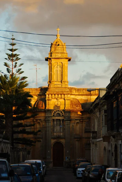 Typický Maltský Kostel Při Západu Slunce Skrytý Mezi Malými Historickými — Stock fotografie