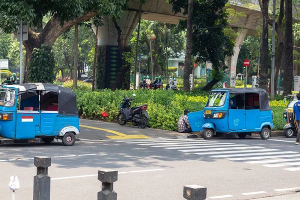 Jakarta, Endonezya - 5 Ekim 2025: Cikini istasyonu yakınlarındaki yol kenarına park edilmiş sıkıştırılmış doğalgazdan güç alan üç tekerlekli toplu taşıma 