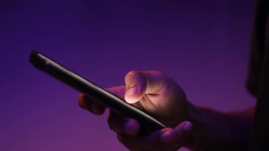 Sosyal medya uygulamalarına kayan ya da akıllı telefonundan bilgi arayan bir adam