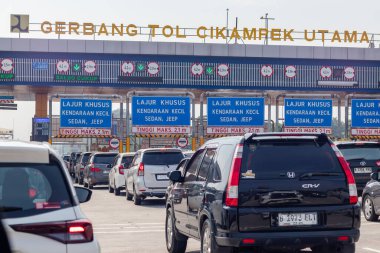 Batı Java, Endonezya - 11 Ekim 2025: Otomobiller geçiş kapısından geçmek için kuyruğa giriyorlar