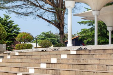 Bir caminin önündeki beton merdiven manzarası