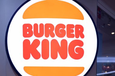 Jakarta, Endonezya - 17 Ekim 2025: Burger King ambleminin mağaza vitrinindeki yakın görüntüsü