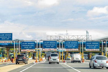 Jakarta, Endonezya - 08 Kasım 2025: Jakarta 'daki geçiş kapısı manzarası. Otomobiller gişeden geçiyor..