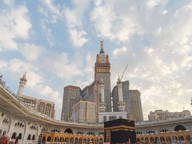 Arkasında saat kulesi olan Kabe 'nin gündüz görüntüsü