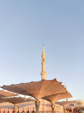 Sabahleyin Medine 'deki Nabawi Camii' nde mavi gökyüzü