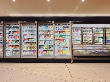Jakarta, Endonezya - 12 Mart 2026: Süpermarkette cam buzdolabında çeşitli dondurulmuş gıdalar