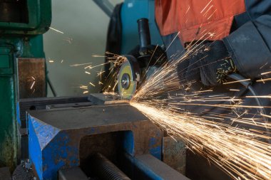 El zımparası, kesme tekerleğinden kıvılcımlar.