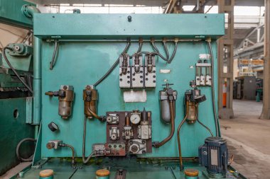 Hidrolik makine kontrolü ve yağlama için yağ tedariği