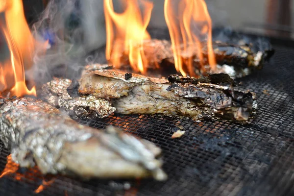 Peixe Cozido Forno Folha Metálica Uma Grelha Sobre Fogo Cozinha — Fotografia de Stock