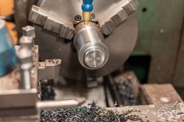 Torna tezgahının ayrıntıları, bir makine inşaatında metal kesme..