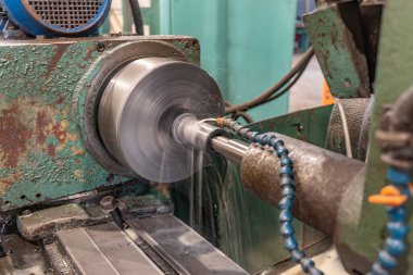 Alet dükkanındaki bir makine fabrikasında silindirik öğütme makinesi