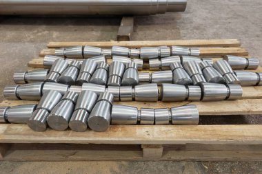 Koni parçaları ahşap bir rafa dönüştükten sonra.