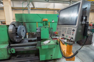 Bir makine şirketinde CNC makine ve kontrol paneli.