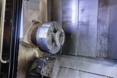 Cnc makinesinde çelik yelek, üretim merkezi..