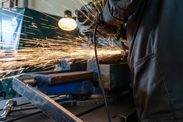 Worker Cuts Metal Workpiece Abrasive Wheel — Stock Photo, Image